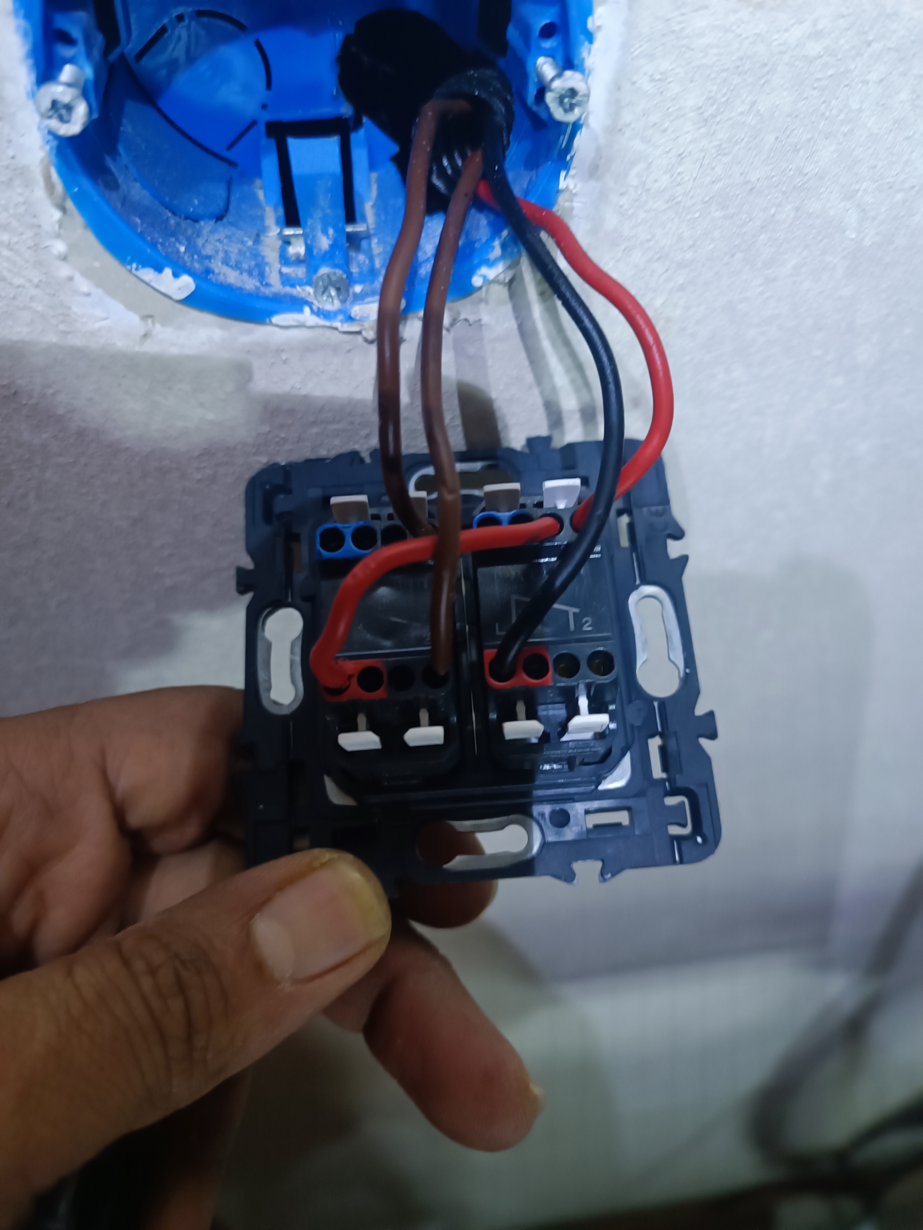 Installation prise électrique - Lawan multiservices Paris